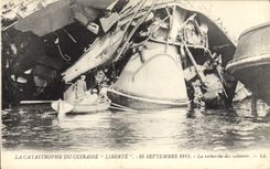 CPA Bateau Guerre Catastrophe du cuirasse Liberte 25 septembre 1911 Toulon La recherche des cadavres
