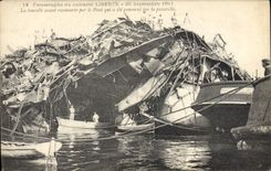 CPA Bateau Guerre Catastrophe du cuirasse Liberte la tourelle avant recouverte par le pont 