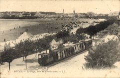 CPA Tramway Train Royan La plage prise du Family hotel 