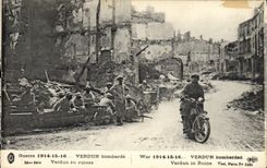 CPA Automobile Verdun bombarde Verdun en ruines Militaria Moto