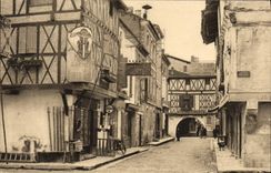 CPA Moto Villeneuve sur Lot Vieilles maisons de la rue du college Cycles Hurtu 