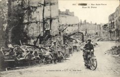 CPA Moto Verdun Rue Saint Pierre Militaria