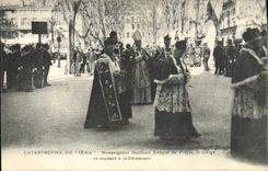 CPA Bateau Guerre Catastrophe du Iena Monseigneur Guilibier Eveque de Frejus Le clerge se rendant a la ceremonie 