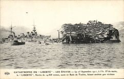 CPA Bateau Guerre Catastrophe du Liberte Les epaves 