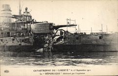 CPA Bateau Guerre Catastrophe du Liberte Le Republique deteriore par l'explosion 