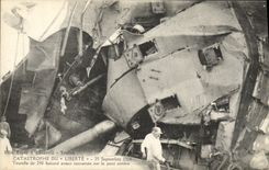 CPA Bateau Guerre Catastrophe du Liberte 25 septembre 1911 Tourelle de 240 babord avant renversee sur le pont arriere 