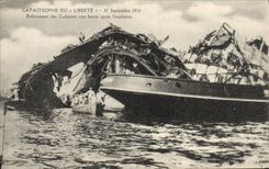 CPA Bateau Guerre Catastrophe du Liberte 25 septembre 1911 Enlevement des cadavres une heure apres l'explosion 
