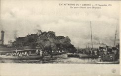 CPA Bateau Guerre Catastrophe du Liberte Un quart d'heure apres l'explosion 