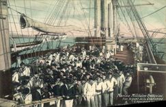 CPA Bateau Guerre Marine militaire francaise sur le pont de la Couronne Equipage au repos 