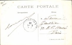 Zepelín militar del dirigible de la POSTAL de la VENDIMIA que hincha el desarrollo/que se mueve de la república del dirigible en el llano de la cosecha