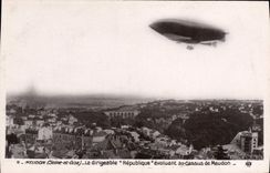CPA Dirigeable Zeppelin Meudon Le Dirigeable Republique evoluant au dessus de Meudon