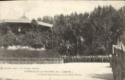 CPA Bateau Guerre Funerailles des victimes du Liberte La clerge donne l'absoute sur la place d'armes 