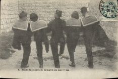 CPA Bateau Guerre Marins Dans les sentiers remplis de mer 