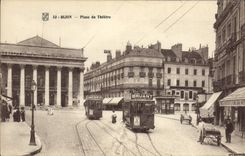 El tranvía Lyon de la POSTAL de la VENDIMIA coloca el empavesado del teatro