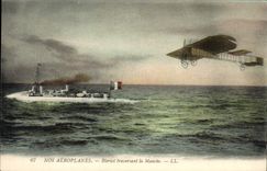 CPA Avion Aviation Bleriot traversant la Manche Bateau 