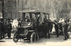 CPA Automobile Lourdes Automobiles portant des malades