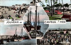 CPM Souvenir De Cayeux Sur Mer La plage et les cabines Les campeurs Camping Entree de la plage Estacade Bateaux