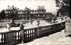 CPM Paris Jardins Devant Le Palais Luxembourg