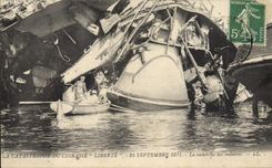 CPA Bateau Catastrophe du Liberte La recherche des cadavres