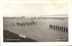 VINTAGE POSTCARD Excellent Bateau HMS Parades ground