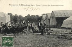 CPA Avion Aviation Manoeuvres de Picardie en 1910 Champ d'aviation Les hangars d'aeroplanes Automobile
