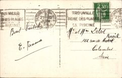 La playa de Deauville de la POSTAL de la VENDIMIA floreció efecto luminoso hacia el faro del embarcadero