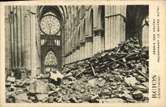 CPA Reims Cathedrale Debris Des Voutes Recouvrant Le Maitre Autel