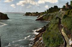 CPM Saint Quay Portrieux Le Chemin De Ronde Et Le Chateau De Calan