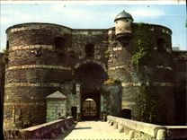 POSTAL MODERNA encoleriza el castillo