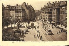La POSTAL Estrasburgo de la VENDIMIA el lugar de Gutenbarg y las arcadas grandes viaja en tranvía