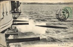 CPA Bateau de guerre Lancement de torpille d'un croiseur de 1ere classe