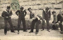 CPA Bateau de guerre Marins A la recherche d'une bonne place
