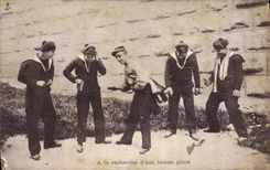 CPA Bateau de guerre Marins A la recherche d'une bonne place 