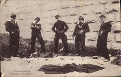 CPA Bateau de guerre Marins Contemplation Heureux mortels