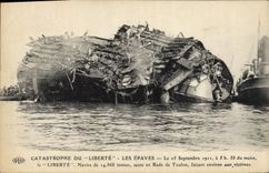 CPA Bateau de guerre Explosion de la Liberte Les epaves 
