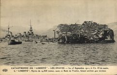 CPA Bateau de guerre Catastrophe du Liberte Les epaves