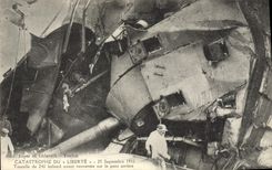 CPA Bateau de guerre Catastrophe du Liberte Tourelle de 240 babord avant renversee sur le pont arriere