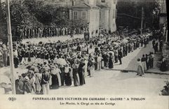 CPA Bateau de guerre Funerailles des victimes du cuirasse Gloire a Toulon Les marins Le clerge en tete du cortege