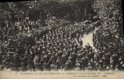 CPA Bateau de guerre Funerailles des victimes du Liberte Les survivants du Cuirasse