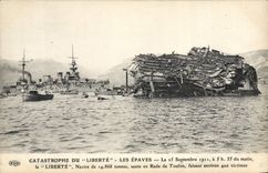 CPA Bateau de guerre Catastrophe du cuirasse Liberte Les epaves