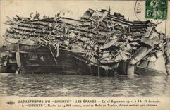 CPA Bateau de guerre Catastrophe du cuirasse Liberte Les epaves
