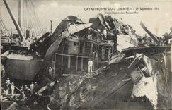 CPA Bateau de guerre Catastrophe du cuirasse Liberte Deblaiement des passerelles