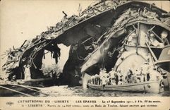 CPA Bateau de guerre Catastrophe du cuirasse Liberte Les epaves