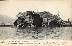CPA Bateau de guerre Catastrophe du cuirasse Liberte Les epaves