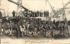 VINTAGE POSTCARD Warship Toulon Crowns the washing of the bridge