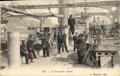 CPA Bateau de guerre le dimanche a bord Gymnastique