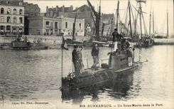 CPA Bateau de guerre Dunkerque Un sous marin dans le port 