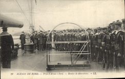 CPA Bateau de guerre Prise d'armes a bord Remise de decorations