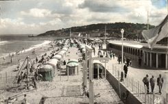 CPM Deauville Plage fleurie La plage a maree haute 