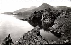 CPM La Cote D'Azur Route De La Corniche D'Or Les rochers du Trayas Le pic Aurele et la Cap Roux 